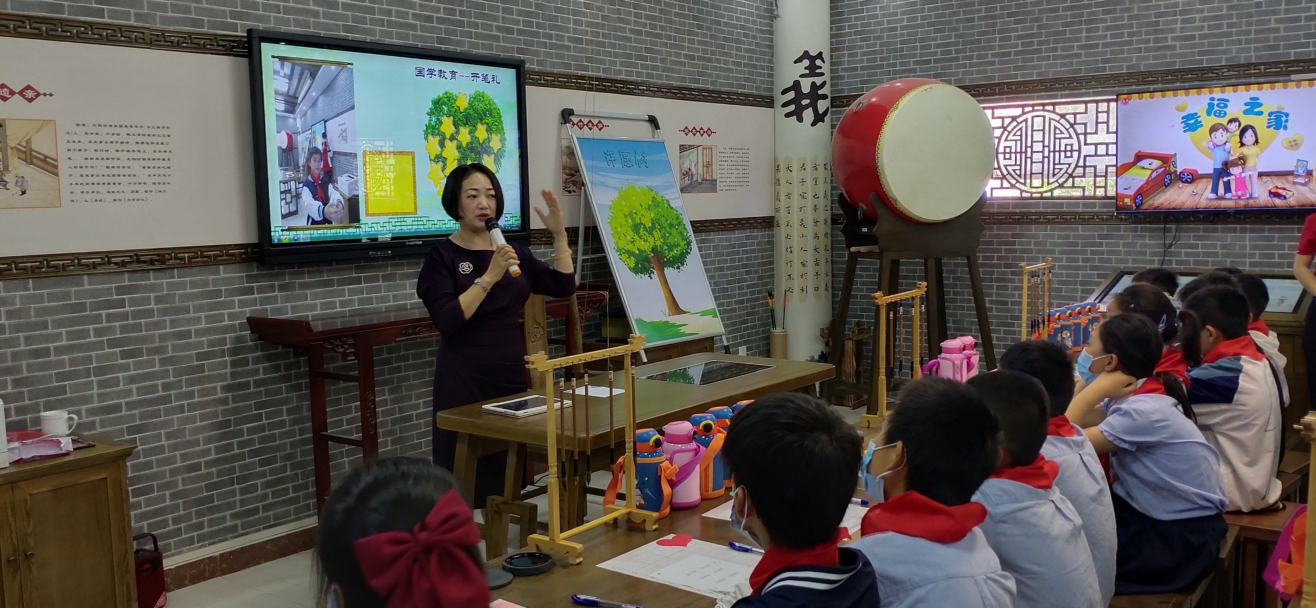 让中华传统文化进课本、课堂、校园，有着很强的时代价值和教育价值