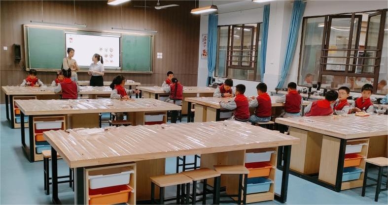 嘉鱼实验小学